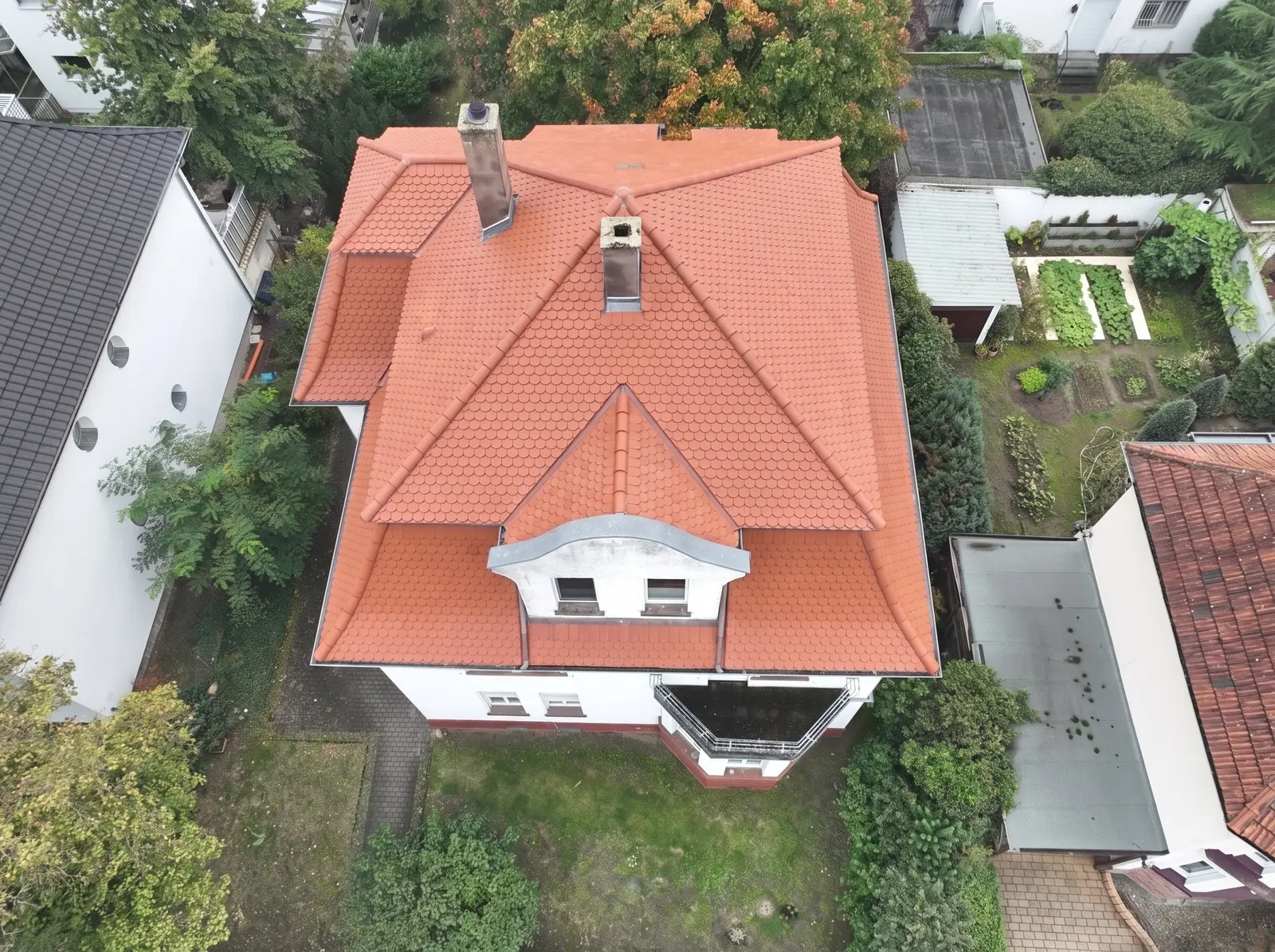 KI-Visualisierung: dieselbe Villa mit neuem Dach