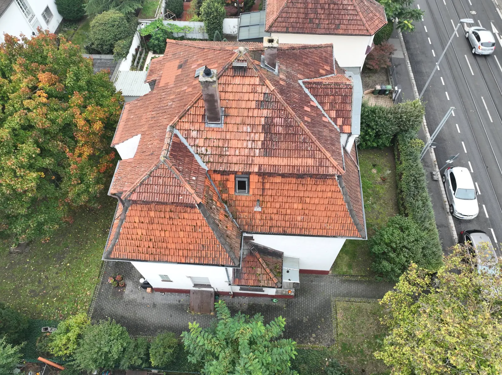 Drohnenaufnahme der Altbau-Villa in Mainz-Gonsenheim mit altem Ziegeldach vor der Sanierung