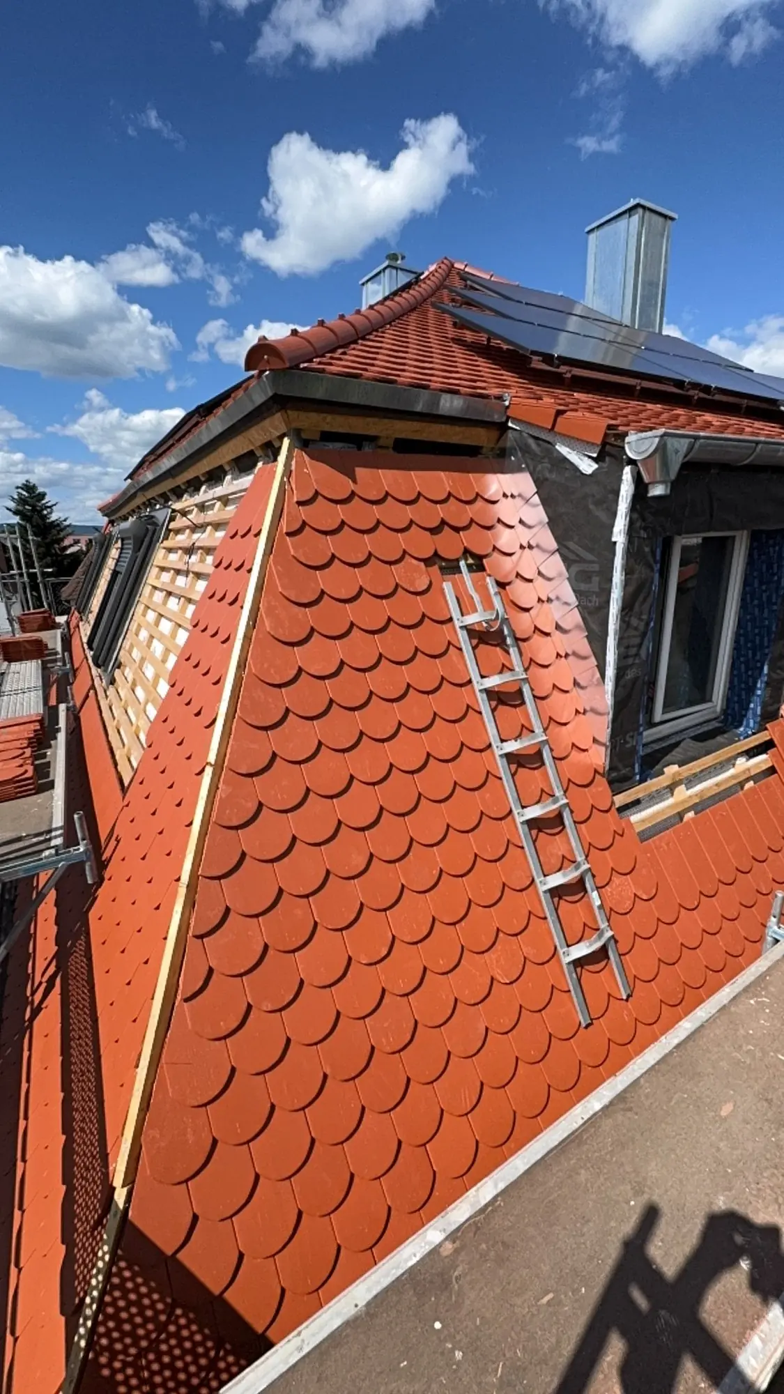 Biberschwanz-Deckung in Arbeit, Kehle mit Dachdecker-Leiter