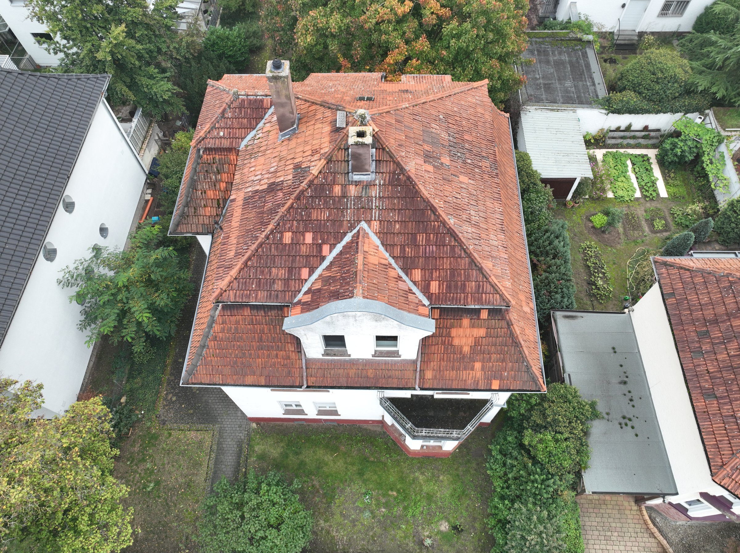 Drohnenaufnahme der Altbau-Villa in Mainz-Gonsenheim mit altem Ziegeldach vor der Sanierung