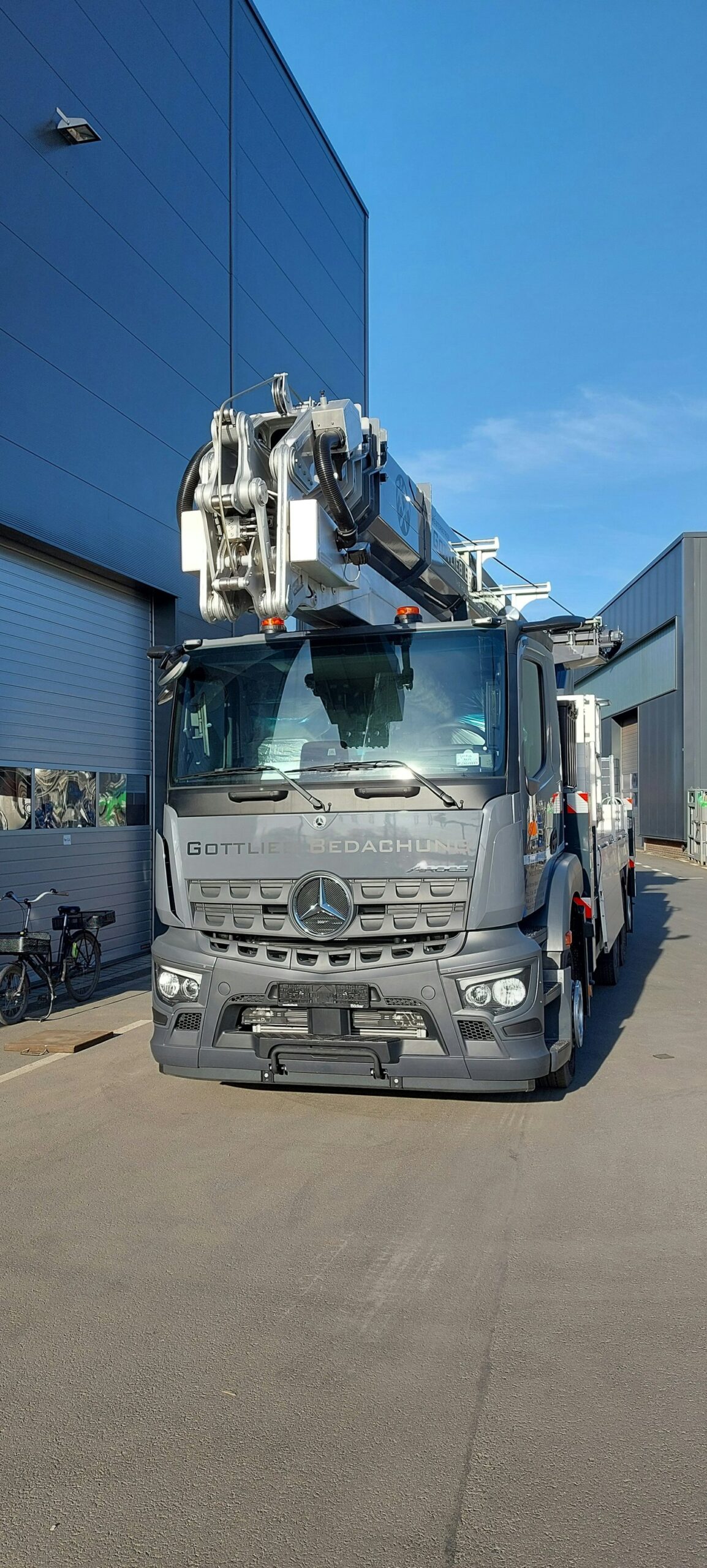 Böcker AK 52 Autokran auf Mercedes Arocs von Gottlieb Bedachung