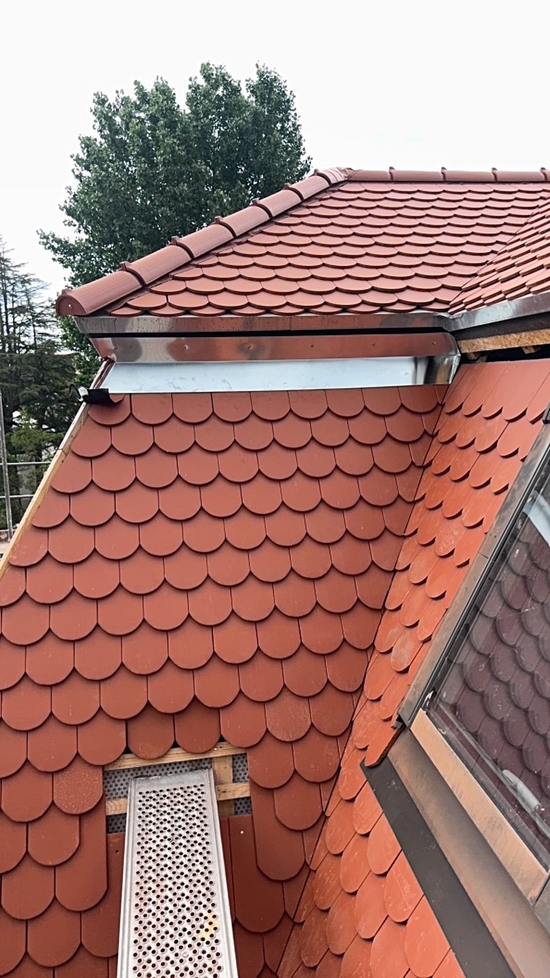 Neue Biberschwanz-Deckung an der geschwungenen Gaube der Villa in Mainz-Gonsenheim