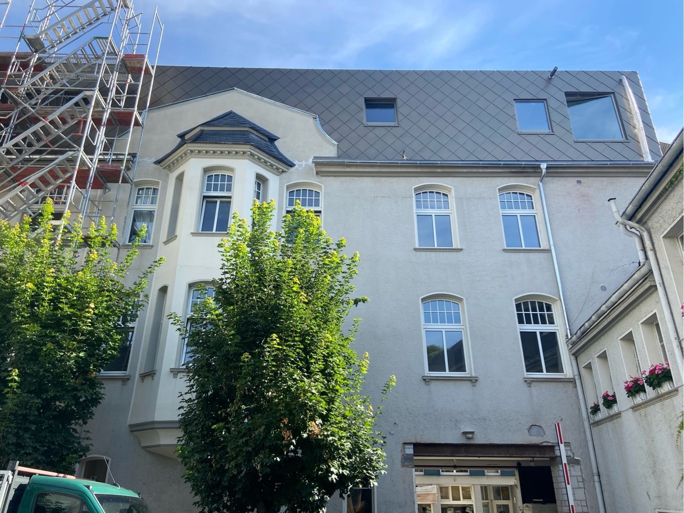 Das fertige Dom Hotel in Limburg mit neuer Schiefer-Aufstockung über der Altbau-Fassade