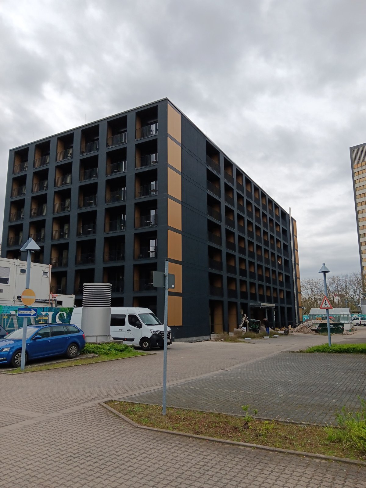 Der markante dunkle Baukörper des Aparthotels in Eschborn nach Abschluss der Dacharbeiten