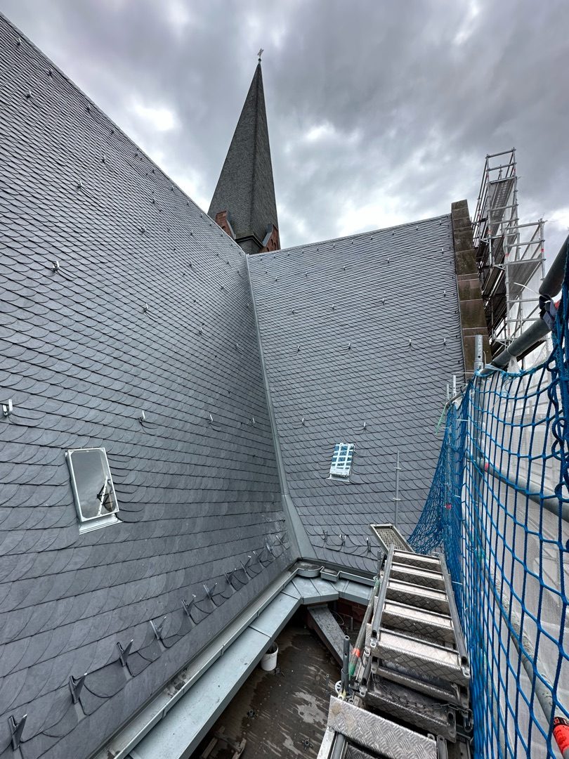 Frisch gedeckte Schieferflächen an der Oranienkirche Wiesbaden-Biebrich, Kirchturm im Hintergrund