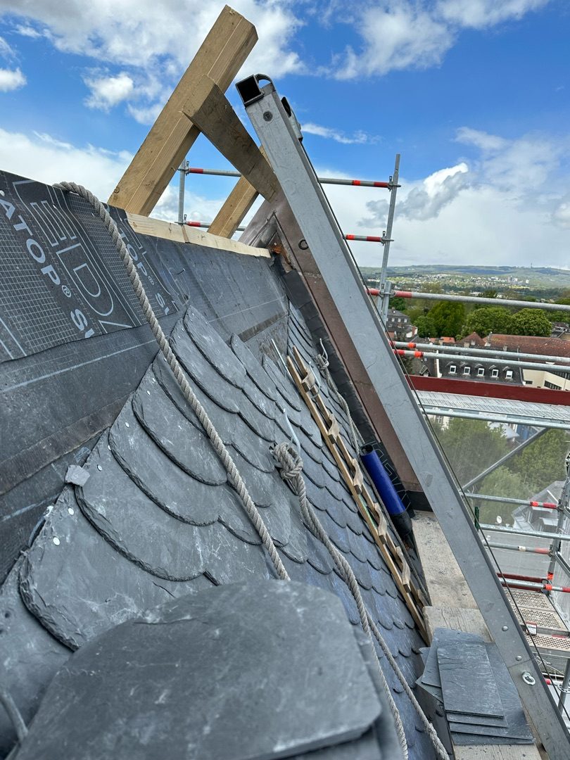 Schieferdeckung in Arbeit am Turm der Oranienkirche, Blick über Wiesbaden-Biebrich